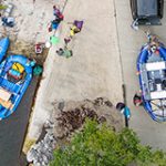 Boaters lining up to launch into the Snake River.